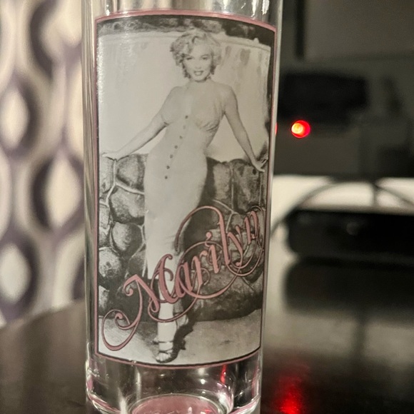 Marilyn Monroe Shot/Drinking Glass By Bernard of Hollywood Pink Bottom - Picture 5 of 7